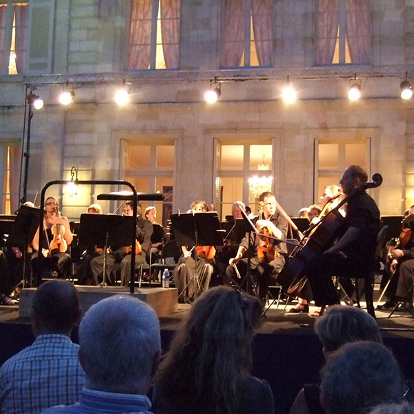 夕暮れの中での幻想的な演奏