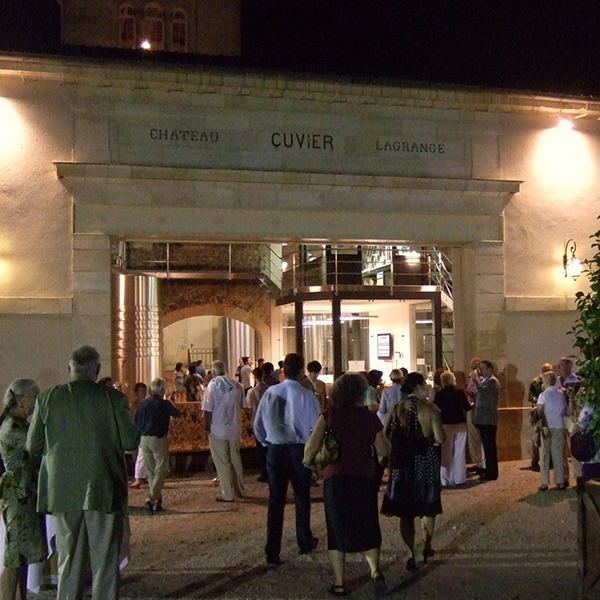 コンサート終了後は中庭でのテイスティングと醸造棟の自由見学