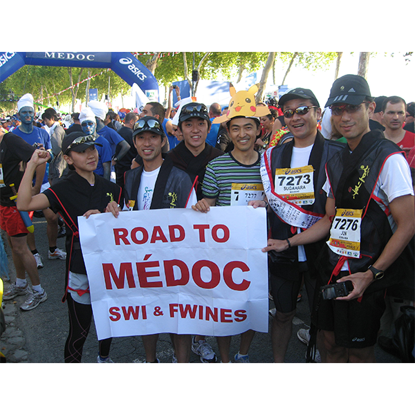 スタート地点でSWI&ファインズの選抜メンバーと（全員、見事に完走！！）