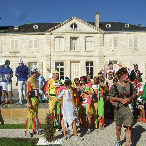 立ち止まってラグランジュを背景に記念撮影をするランナーが目立ちました