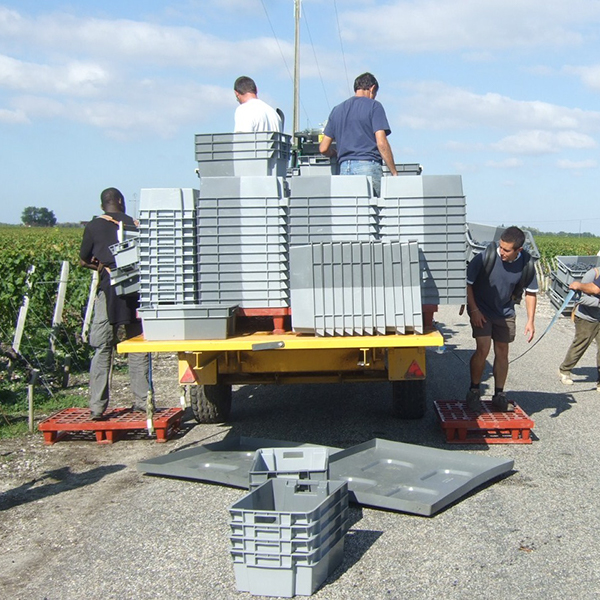 果房が潰れないようトラクターで慎重に運ばれるカジェット