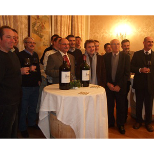 近隣シャトーのセラーマスター仲間達と（シャトーで行われた慰労送別会にて）