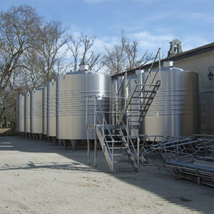 醸造棟外に出され、売却を待つ旧タンク