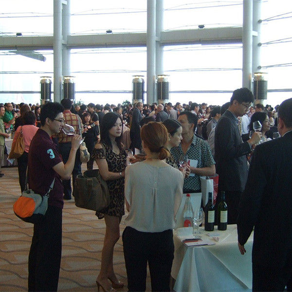 VINEXPO香港：広すぎて視野に収まりきれないUGCの試飲会場（１）（※写真3）