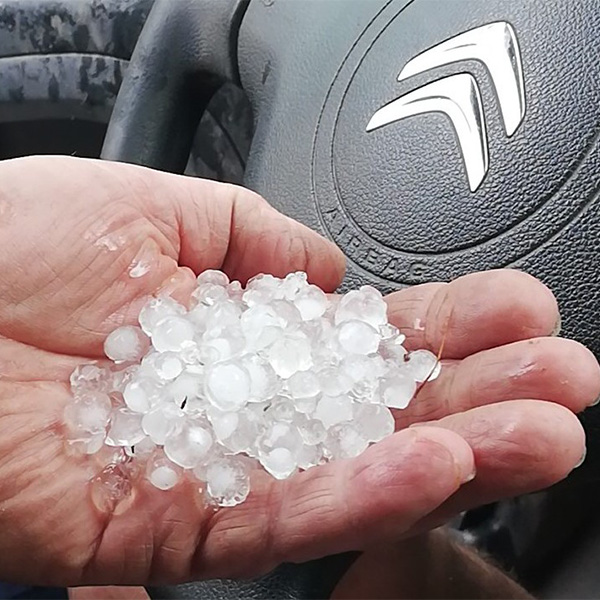 写真1：4月18日に降ったパチンコ大の雹。