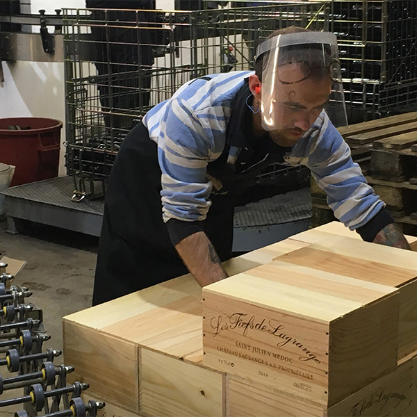 写真4：単独作業の木箱パレット積みでも、フェイスシールドを着用。